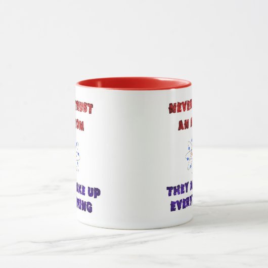 決して原子科学のギークのおたくの冗談を信頼しないで下さい マグカップ (中央)