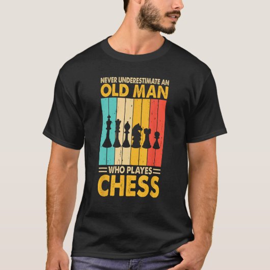 決して古いチェスのプレーヤーのプンを過小評価しない Tシャツ (正面)