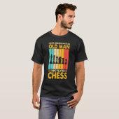 決して古いチェスのプレーヤーのプンを過小評価しない Tシャツ (正面フル)