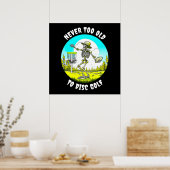 決して古すぎずディスクゴルフ |スケルトンのスロー ポスター (キッチン)