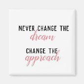 決して夢を変えず、アプローチをピンクに変える マグネット (正面)