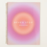 決して夢ストップを見ない プランナー手帳<br><div class="desc">Never ストップ Dreaming -感動的、やる気を起こさせる引用文-タイポグラフィ – パステルグラディエント/オーラ。</div>