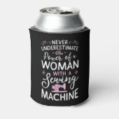 決して女性を裁縫機械で過小評価しない 缶クーラー (缶裏面)