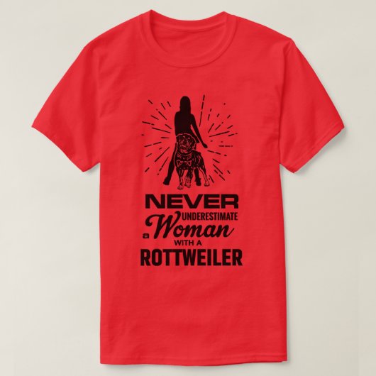 決して女性を過小評価しないロットワイラー Tシャツ (デザイン正面)