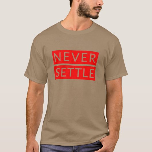 決して妥協しない OnePlus レッド Tシャツ (正面)