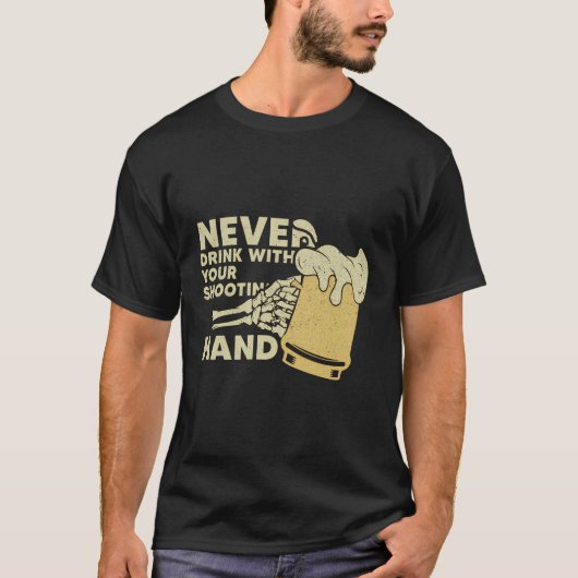 決して射撃、 発砲の手のスケルトンで飲おもしろいまない Tシャツ (正面)