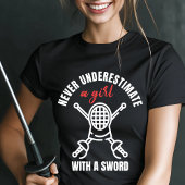 決して少女を過小評価しないフェンシング Tシャツ