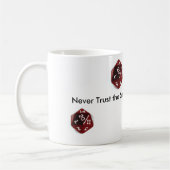 決して微笑の地下牢のマスターのマグを信頼しないで下さい コーヒーマグカップ (左)