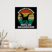 決して恐竜と戦わない – ジュラ蹴られてしまう ポスター (キッチン)