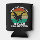 決して恐竜と戦わない – ジュラ蹴られてしまう 缶クーラー (裏面)