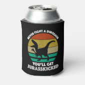 決して恐竜と戦わない – ジュラ蹴られてしまう 缶クーラー (缶裏面)