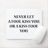決して愚か者にキスさせ、キスを愚かにする マウスパッド (マウス)