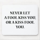 決して愚か者にキスさせ、キスを愚かにする マウスパッド (正面)