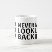 決して感動的なタイポグラフィを見ないで下さい コーヒーマグカップ (中央)