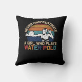 決して水ポロ遊アールの少女を推定しない クッション (裏面)