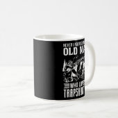 決して甘く見ない老人スポーツの粘土 コーヒーマグカップ (正面右)
