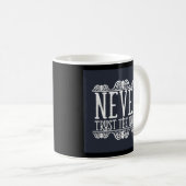 決して生きているコーヒー・マグを信頼しないで下さい コーヒーマグカップ (正面右)