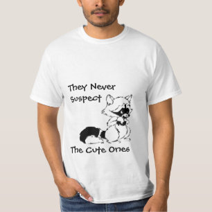 決して疑わしくかわいい物悪賢いアライグマのTシャツ Tシャツ