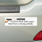 決して移動から発射される銃を見なかったら警笛を鳴らして下さい バンパーステッカー (車上)