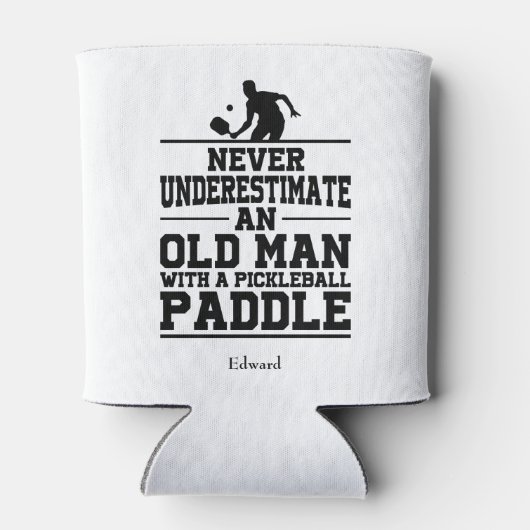 決して老人の白いおもしろい漬物を過小評価 缶クーラー (裏面)