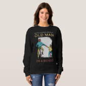 決して老人の自転車マウンテンバイクを過小評価しない スウェットシャツ (正面フル)