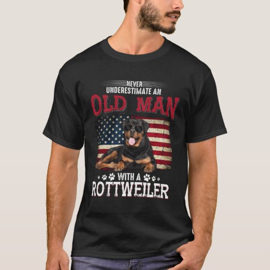 決して老人をロットワイラーで過小評価しない Tシャツ (正面)
