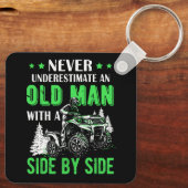 決して老人を過小評価しないオフロードUtv Atv Sid キーホルダー (裏面)