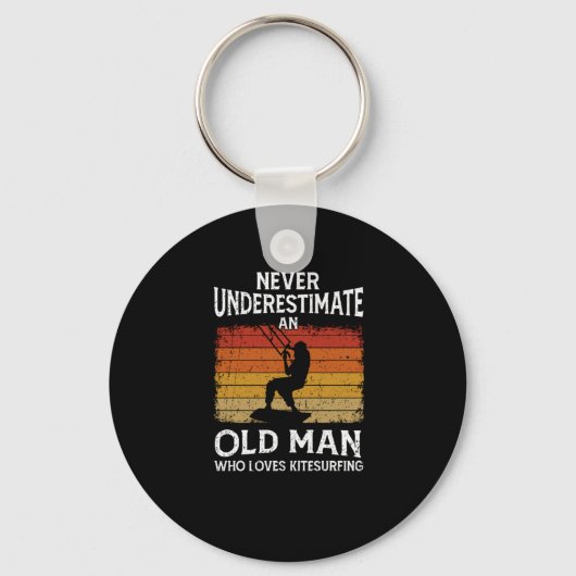 決して老人を過小評価しないカイトサーフィン大好き キーホルダー (正面)