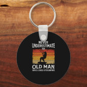 決して老人を過小評価しないカイトサーフィン大好き キーホルダー (正面)