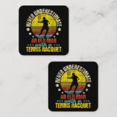 決して老人を過小評価しない – テニスラケットSpo スクエア名刺 (正面/裏面)