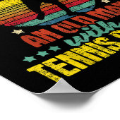 決して老人を過小評価しない – テニスラケットSpo ポスター (角)