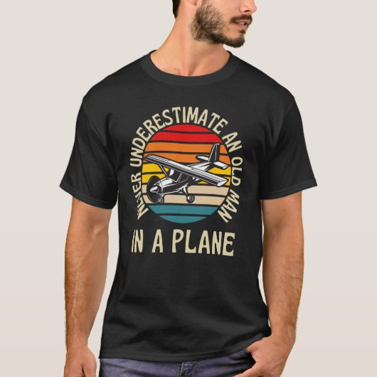 決して老人を飛行機で過小評価しない Tシャツ (正面)
