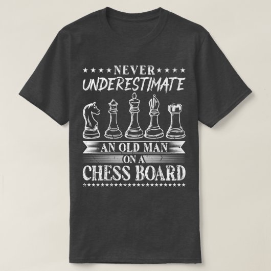 決して老人チェスを過小評価しない Tシャツ (デザイン正面)