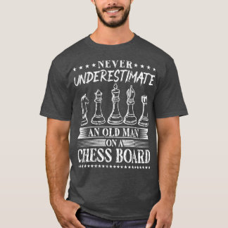 決して老人チェスを過小評価しない Tシャツ