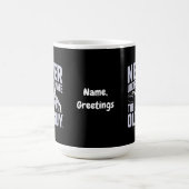 決して老人ディスクゴルフおもしろいを過小評価しない コーヒーマグカップ (中央)