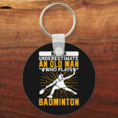 決して老人ドミントンのシャトルを過小評価しない キーホルダー (正面)