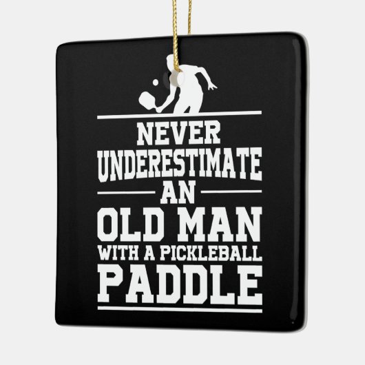決して老人ピックボールのクリスマスを過小評価しない セラミックオーナメント (左)