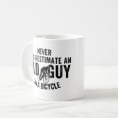 決して自転車で老人を過小評価しない コーヒーマグカップ (正面左)