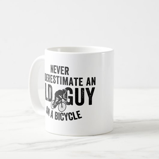 決して自転車で老人を過小評価しない コーヒーマグカップ (正面左)
