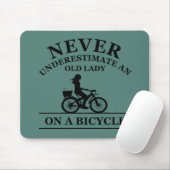 決して自転車で老婆を過小評価しない マウスパッド (マウス)