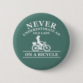 決して自転車で老婆を過小評価しない 缶バッジ (正面)