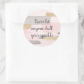 決して誰もあなたの輝きの引用文を鈍くする ラウンドシール (バッグ)