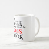 決して調理師のマグに接吻する間違った時間がありません コーヒーマグカップ (正面右)