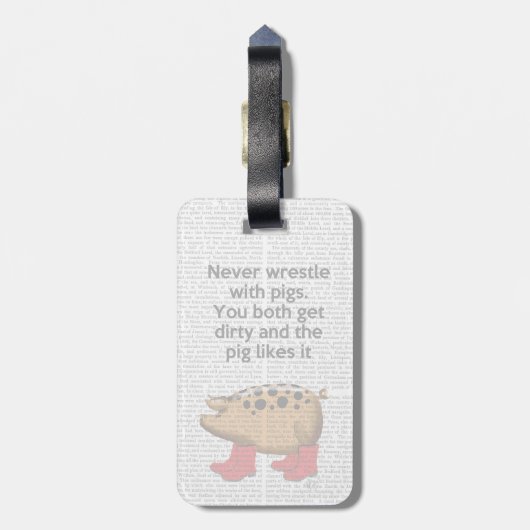 決して豚と格闘しない ラゲッジタグ (裏面縦)