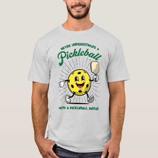 決して過小評価しない – PICKLEBALL MASCOT Tシャツ (正面)