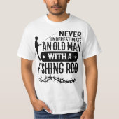 決して釣ざおを持つ老人を過少見積りしないで下さい Tシャツ (正面)