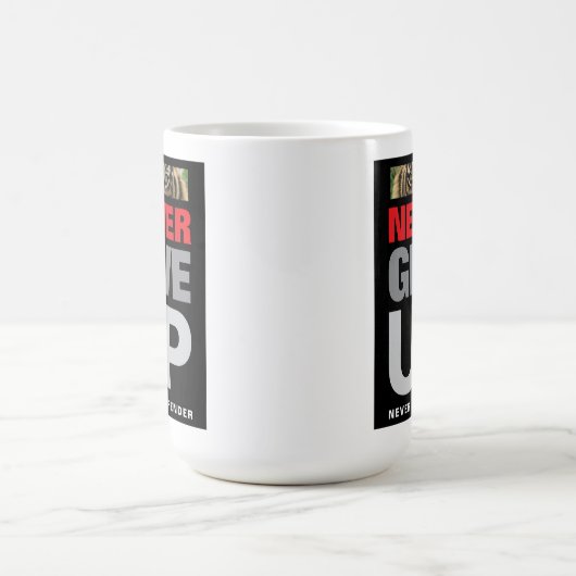 決して降伏しない達成引用文 コーヒーマグカップ (中央)