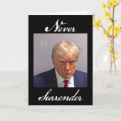 決して降伏しない トランプのマグショット カード (黄色い花)