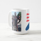 決して青及び赤いサイクリングを減速しないで下さい コーヒーマグカップ (正面左)