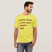 決して飲まない人を信頼しないで下さい。  Tシャツ (正面フル)